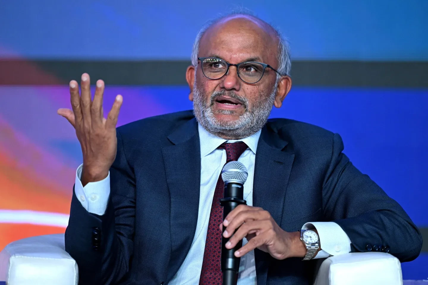 AI Software Leadership-ஐ மாற்றுகிறது: Adobe CEO Shantanu Narayen 18 வருடங்களுக்கு பிறகு விலகுகிறார்